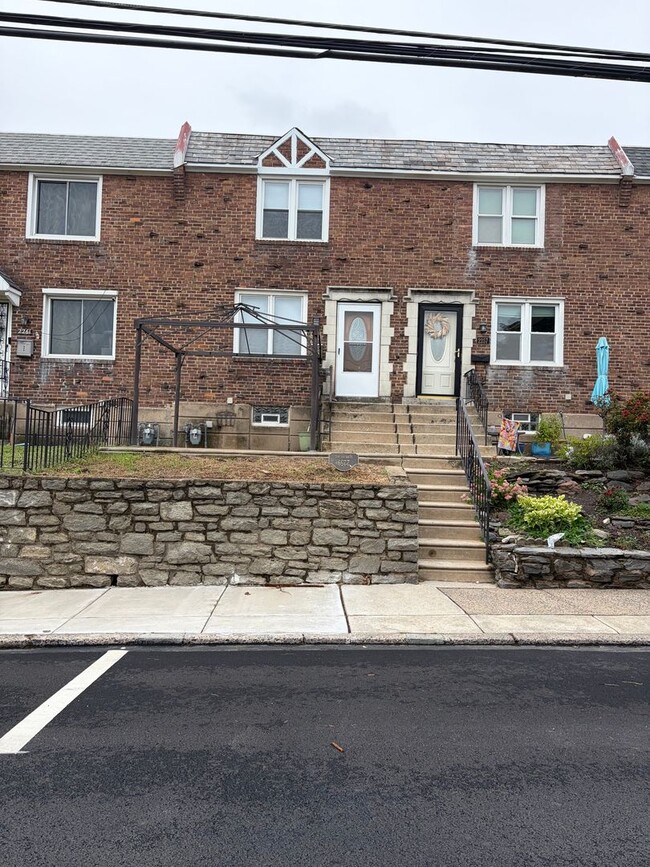Building Photo - 2259 Dermond Ave