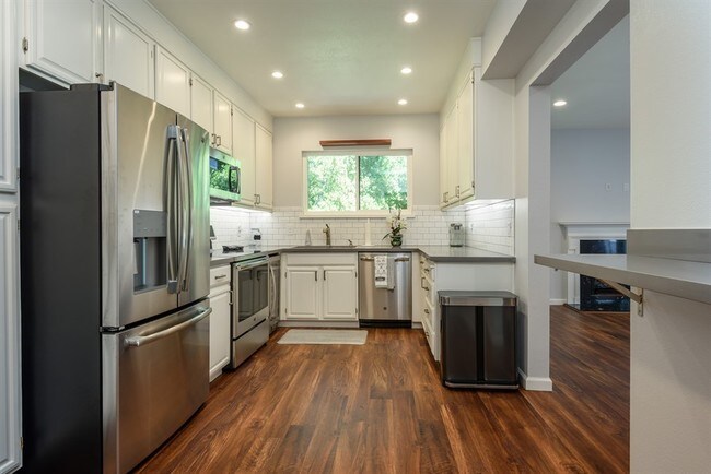 Building Photo - Fabulous Remodeled Penthouse Unit