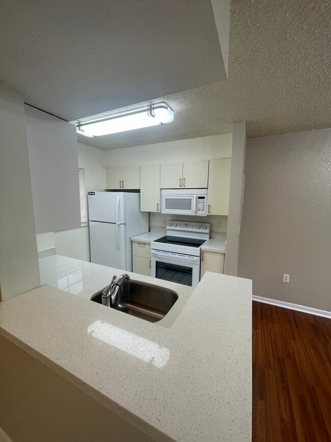 Building Photo - 2803 N Oakland Forest Dr