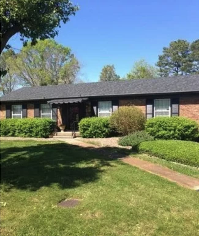 Updated 3 bed 2 bath. Garage and screened porch - Updated 3 bed 2 bath. Garage and screened porch Apartment