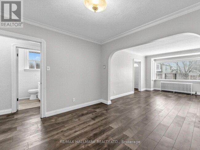 Building Photo - 18 Roblin Ave