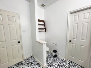 Building Photo - 7334 Jacobs Well Dr