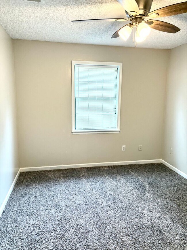 Foto del edificio - 115-115 W Foxwood Dr