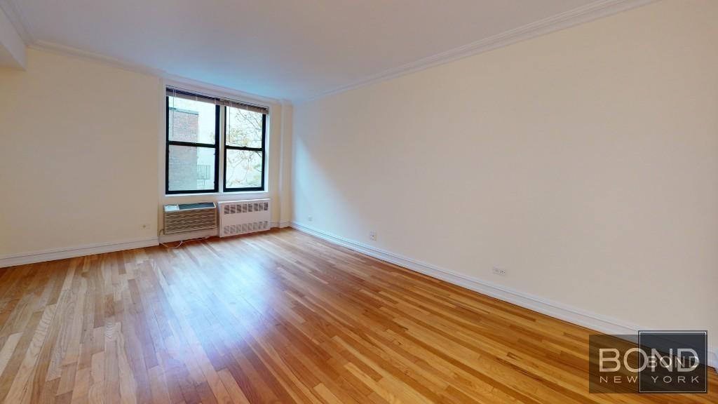 Foto principal - 305 W 13th St