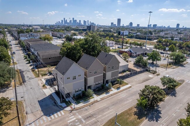 Foto del edificio - 5345 Larkin St