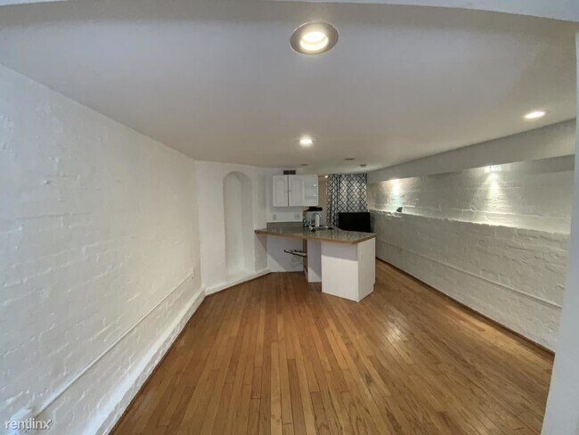 Foto del edificio - 3118 1/2 Dumbarton St NW
