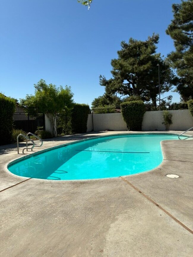 Foto del edificio - 1 Bedroom Condo with Fireplace, Private Patio, Pool Access & Washer/Dryer Included