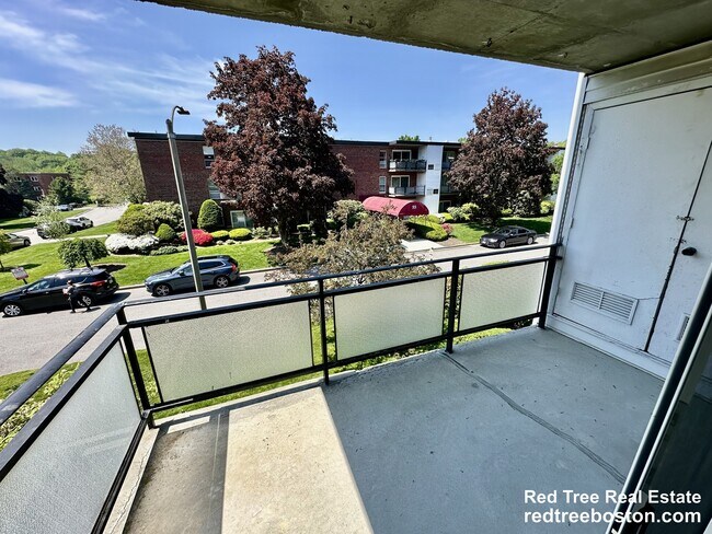 Building Photo - 44 Broadlawn Park