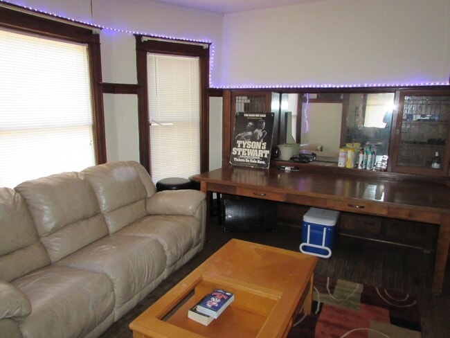Building Photo - Spacious Madison 5-Bedroom with Yard, Park...