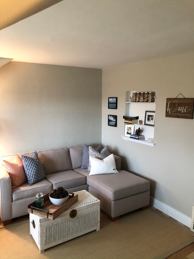 Living room - 150 N 80th St