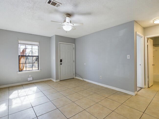 Building Photo - 3375 Green Briar Cir
