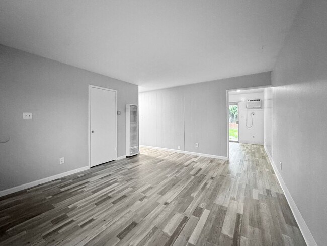 Foto del edificio - 2BR/1BA House w/ Fenced Yard + Garage In Carmichael