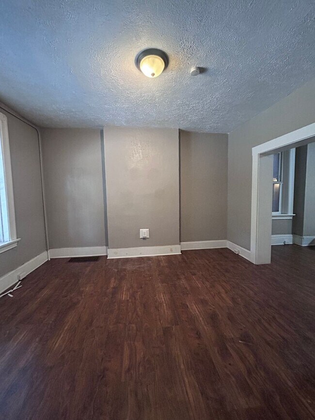 Building Photo - 5 Bedroom 1.5 Bath Home| Brighton Heights ...