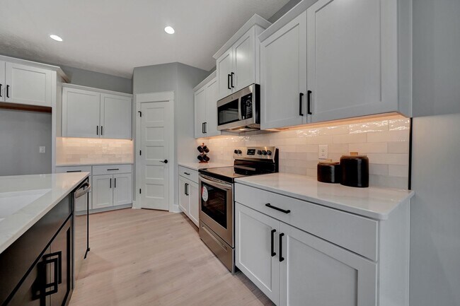 Building Photo - Beautiful Luxury Townhome