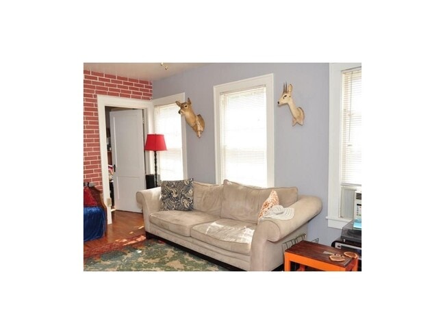 Building Photo - Great Garage Apartment in Hyde Park!