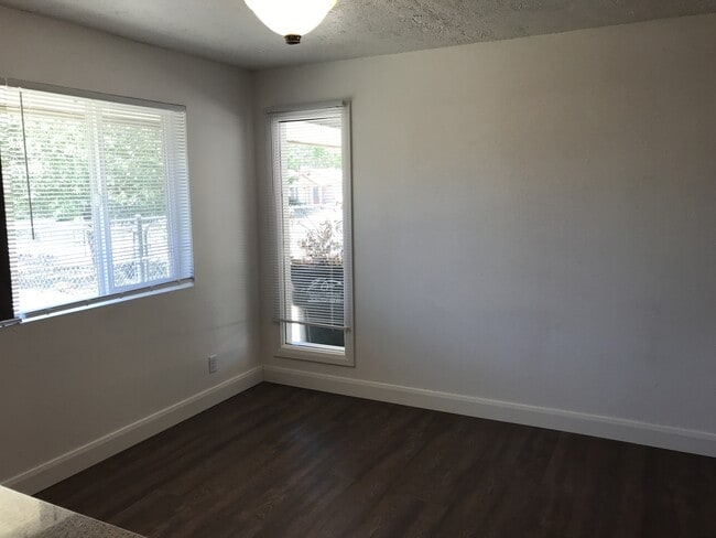 Building Photo - St. George Duplex- 354