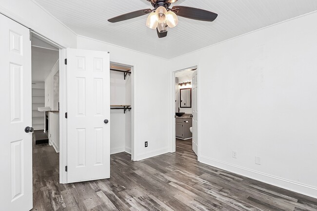 Building Photo - 1109 E Morehead St