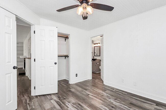 Foto del edificio - 1109 E Morehead St