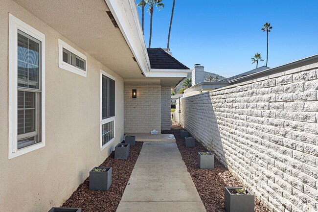 Building Photo - 1453 La Linda Dr