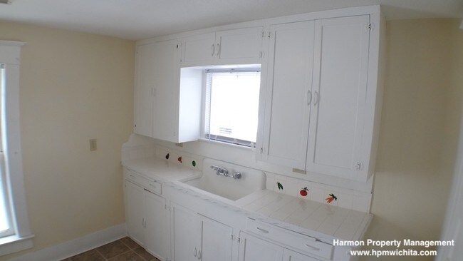 Building Photo - Large 1 Bed 1 Bath Upstairs Apartment Near...