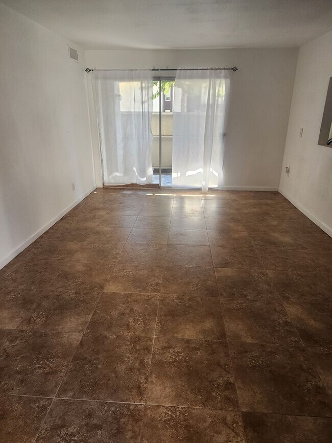 Foto del edificio - 3 bedroom/ 2 bath condo 1st floor condo