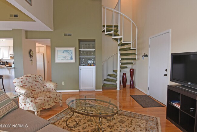 Building Photo - 6338 Oleander Dr