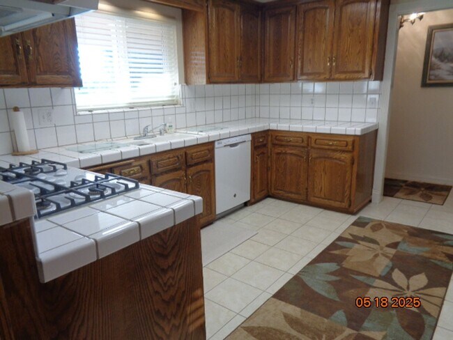 Foto del edificio - Custom Home in Quartz Hill on a Large Lot