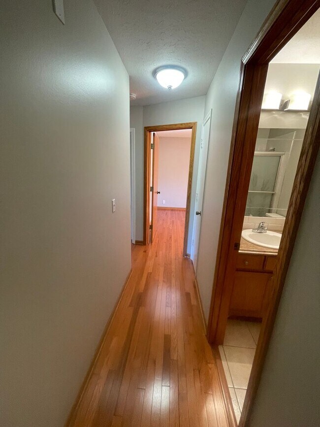 Building Photo - Welcome Home! Charming 3 Bed, 2 Bath House...