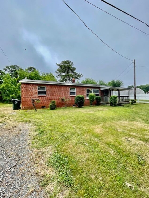 Foto principal - Adorable 2 bedroom 1 bath home . Located i...