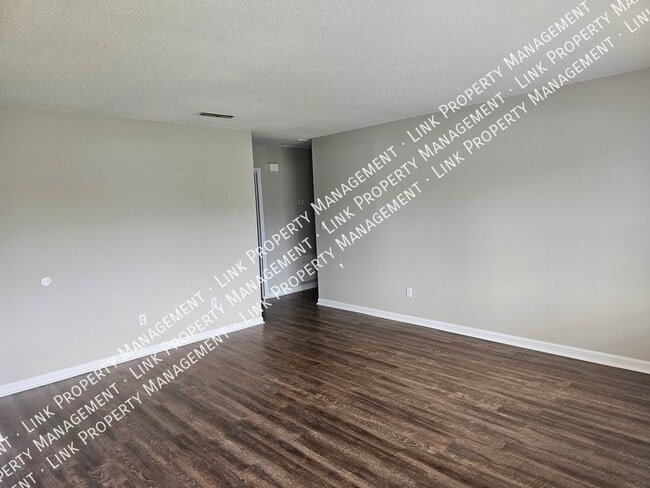 Building Photo - Coming in August!  Renovated 2 bedroom Dup...