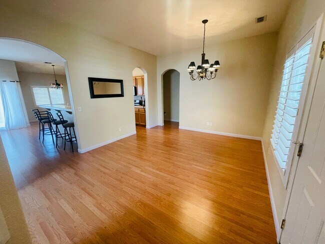 Foto del edificio - Gorgeous Single Story 3bed/2 bath in West Sac