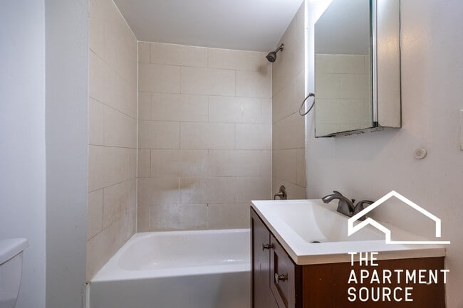 Foto del edificio - 4036.5 N Ashland Ave