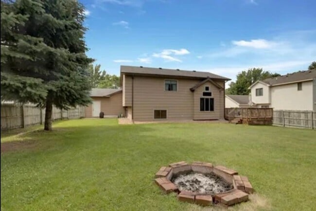 Building Photo - Stunning 4bed 2bath Home, With a Fully Fenced Yard.