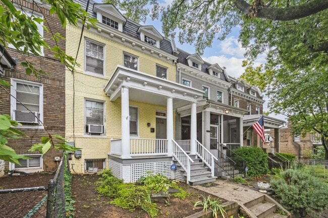 Building Photo - Available Now! 3 bed 2.0 Bath / 13 minute ...