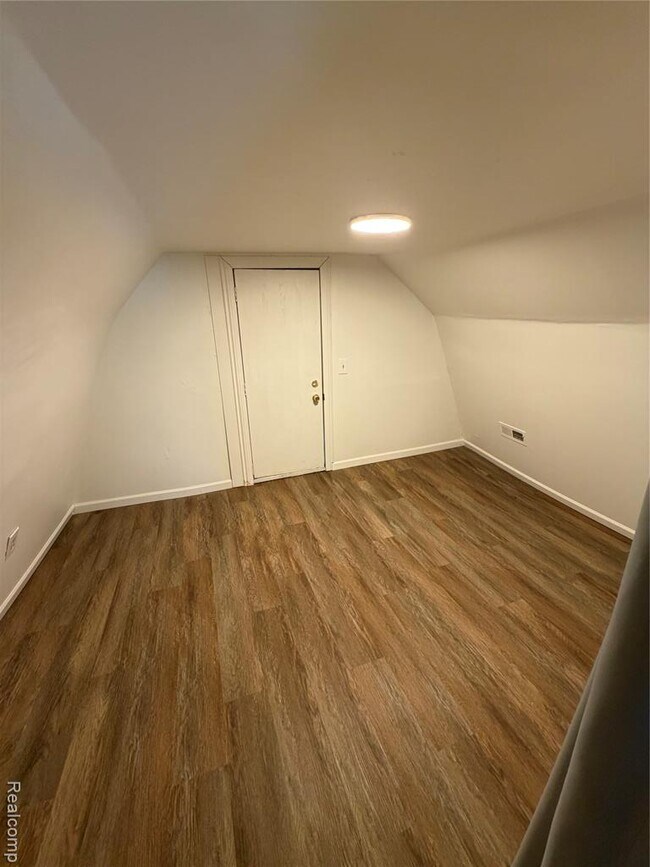 Building Photo - 31 Heights Rd