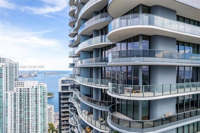 Building Photo - 1000 Brickell Plaza