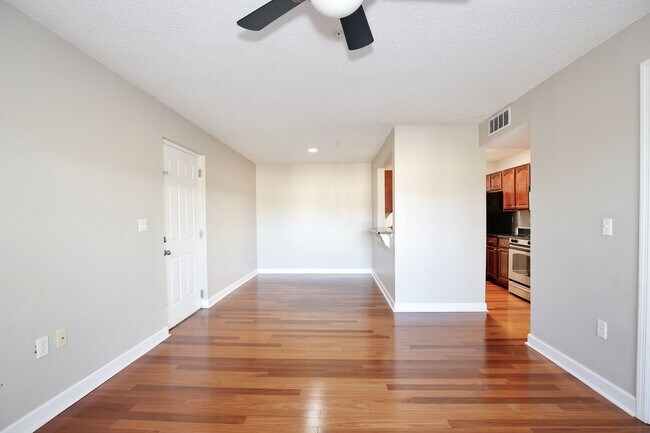 Building Photo - Spacious 1/1.5 Condo with a Bonus Room in ...