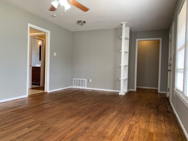 Foto del edificio - Cute 3 Bedroom Located Minutes From Elemen...