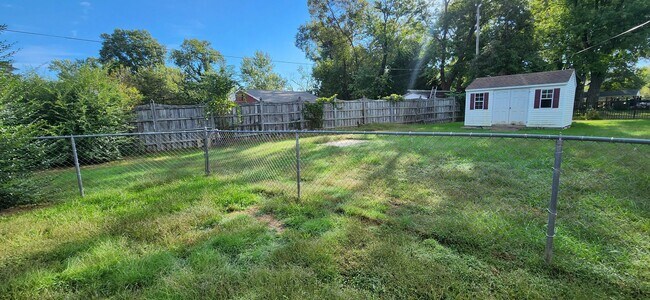 Building Photo - Large 2 Bedroom Rambler with 2 Primary Sui...