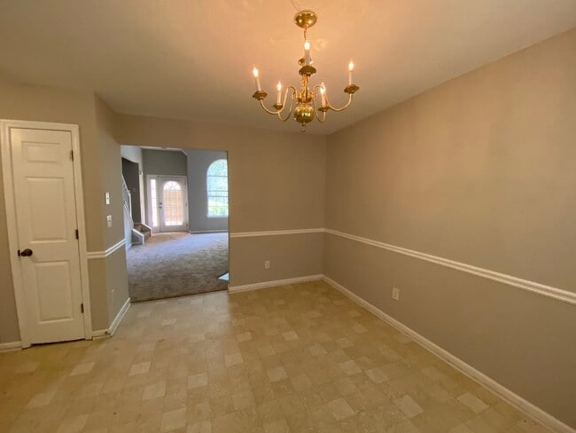 Building Photo - 553 Wren Walk