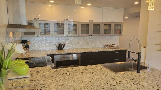 Foto del edificio - Beautifully renovated 2/2 condo downtown Sarasota with view of Bay!