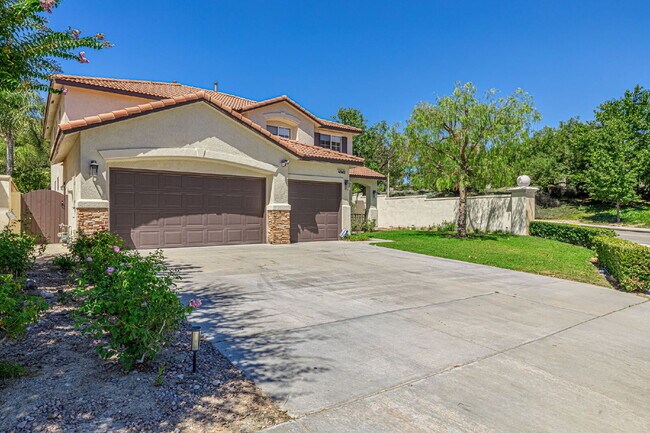 Foto del edificio - Executive 5-Bedroom Pool Home with Dual Master Suites in Stevenson Ranch