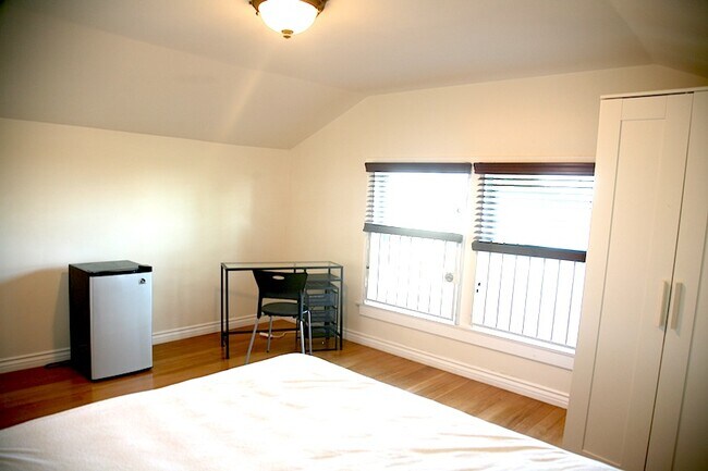 Foto del edificio - 3415 Raymond Ave
