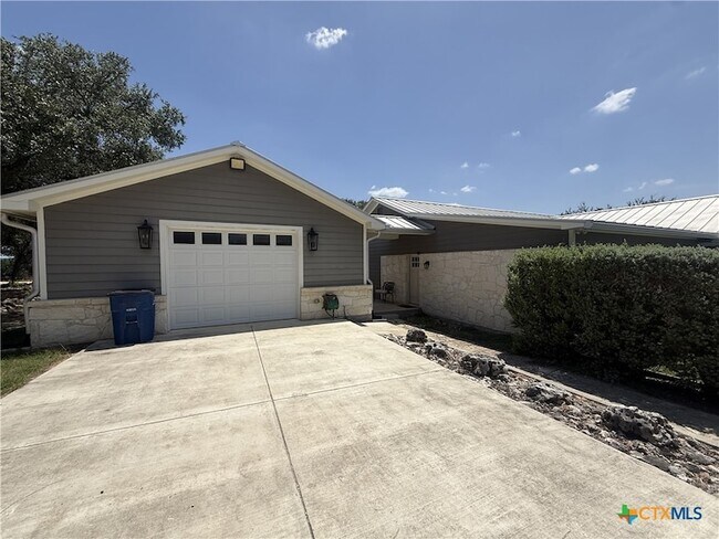 Building Photo - 4130 Summit Dr