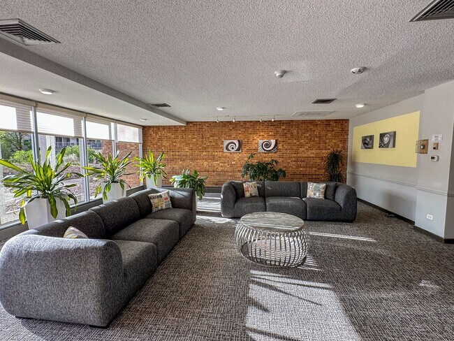 Foto del edificio - Location is everything! Partially furnishe...