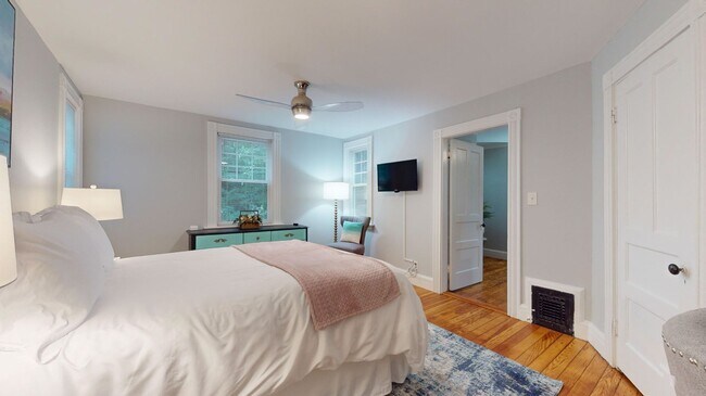 Building Photo - 3-bed Furnished in Victorian Home