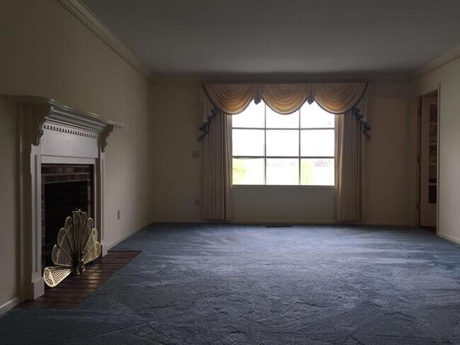 Foto del edificio - 1091 Highland Ridge Rd