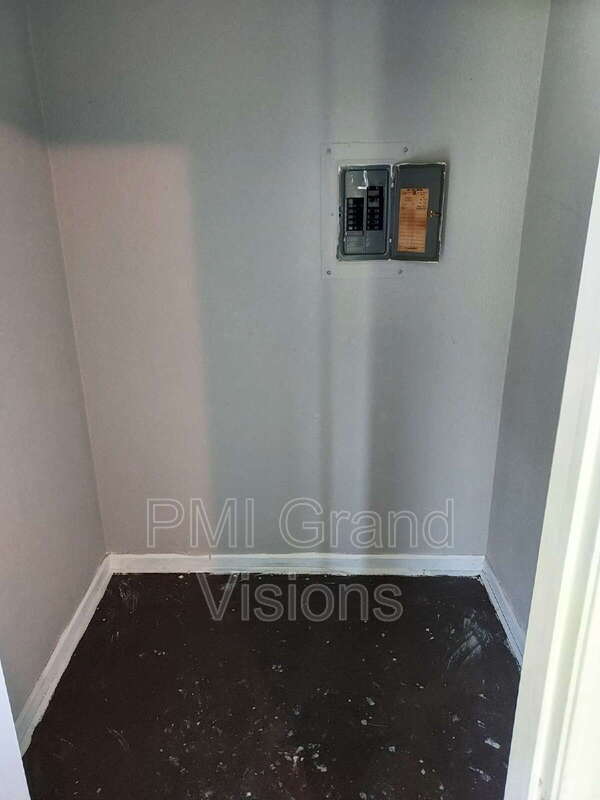 Building Photo - 1624 N Water St