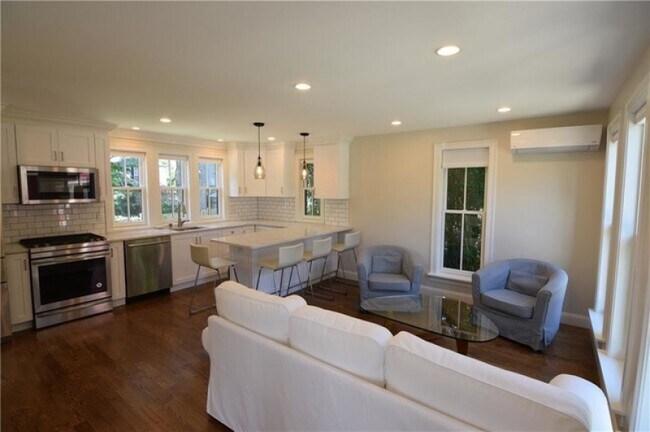 Building Photo - 24 2nd St