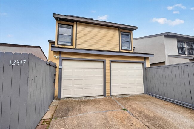 Foto del edificio - 12317 Crest Lake Dr